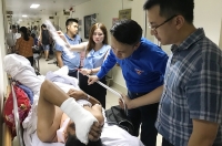 Đồng chí Đỗ Tiến Dũng, Phó Ban Thanh niên Công nhân và Đô thị Trung ương Đoàn thăm hỏi động viên anh Lương Văn May tại Bệnh viện Việt Đức
