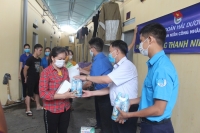 Đoàn tặng quà cho công nhân khu nhà trọ tại xã Lai Vu (Kim Thành)