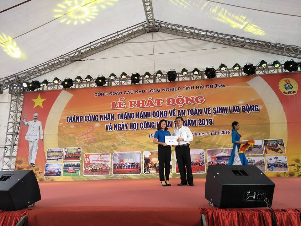 Đ/c Trịnh Ngọc Ánh Phó bí thư tỉnh đoàn, Giám đốc trung tâm tặng 200 vé vui chơi cho con em công nhân
