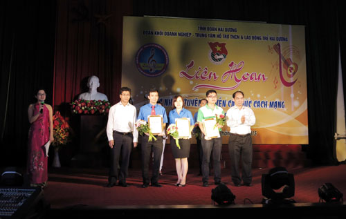 Trung tâm Hỗ trợ TNCN&LĐT phối hợp với Đoàn Khối Doanh nghiệp tỉnh Hải Dương tổ chức Liên hoan các nhóm tuyên truyền ca khúc cách mạng năm 2015