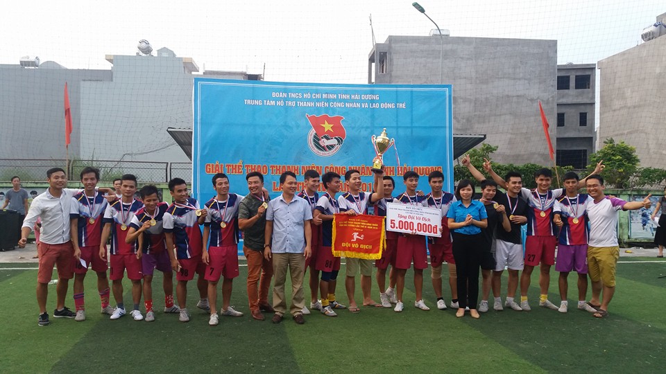 Lãnh đạo Tỉnh đoàn trao Cup cho Đội Vô địch