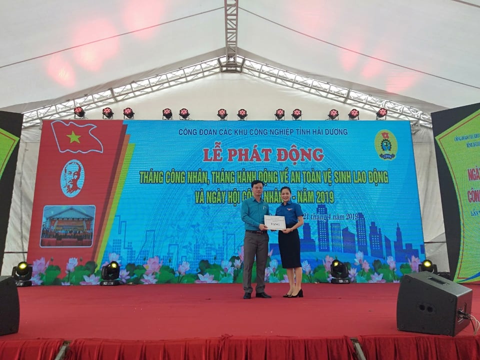 Đ/c Trịnh Ngọc Ánh Giám đốc trung tâm Hỗ trợ TNCN và LĐT Hải Dương tặng 200 vé vui chơi cho con TNCN có hoàn cảnh khó khăn