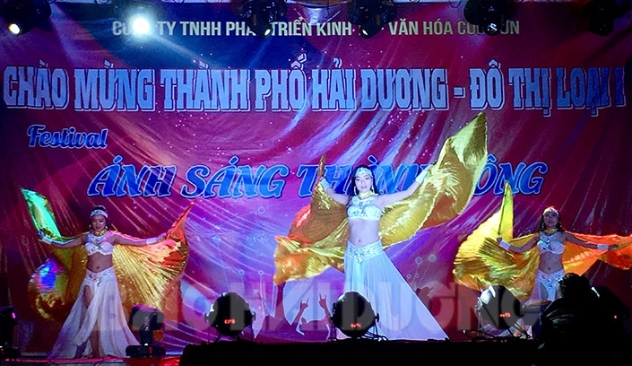Chương trình ca nhạc với nhiều tiết mục đặc sắc của các ca sĩ đến từ Thủ đô Hà Nội, TP Hồ Chí Minh...