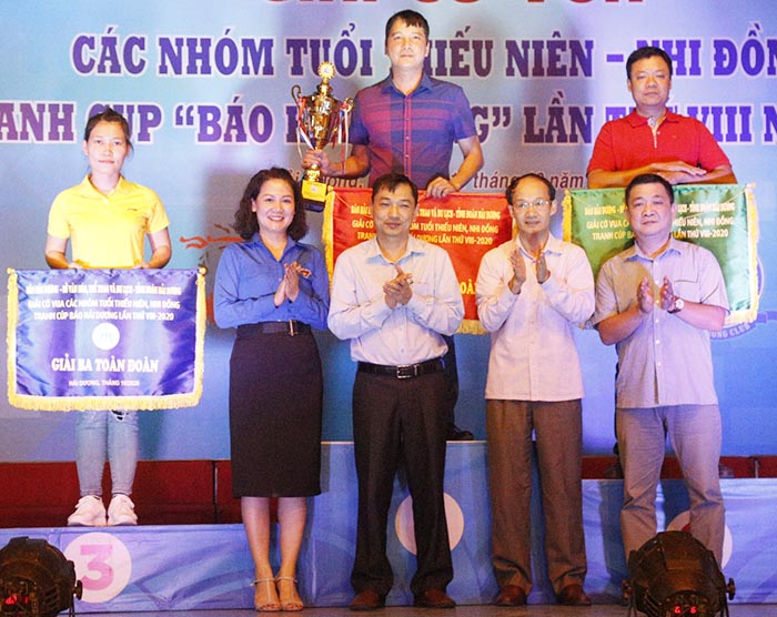 Đại diện Ban tổ chức, nhà tài trợ chính trao Cúp vô địch cho đoàn TP Hải Dương