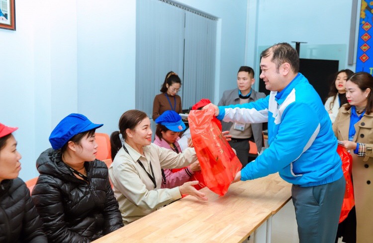 “Tết sẻ chia” cùng thanh niên công nhân, lao động trẻ tại huyện Kim Thành và Cẩm Giàng năm 2024